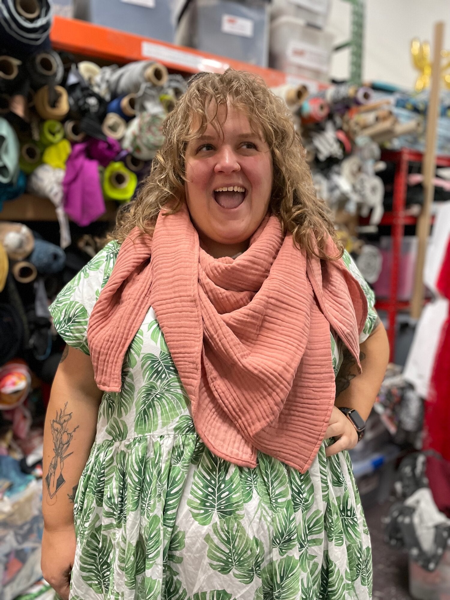 Large squar bubbly gauze scarf in blush